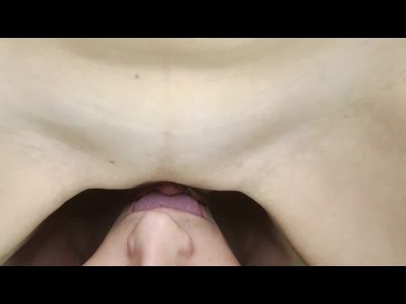 Slides vulva pulsantes úmidos na língua do homem 