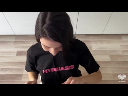 kam zu einem Mann, um Hausaufgaben in einem Mydriasis T -Shirt zu machen und wurde hart gefickt 