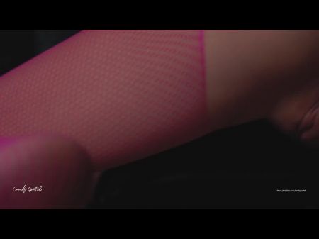 Garota gostosa com seios grandes em lingerie rosa Ride um vibrador e close -up poderosamente esguichado 