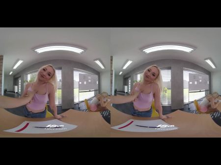 两个角质金发女郎在教室VR色情片上分享了强壮的老师杆