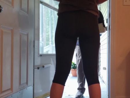 My Wife Moist Her Stretch Pants In Front Of The Delivery Fellow