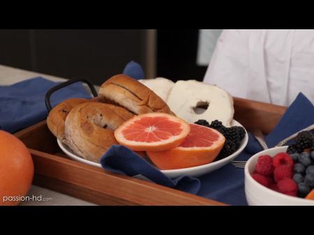Sexy Babe Octavia serviert ihre Mannschuh zum Frühstück im Bett 