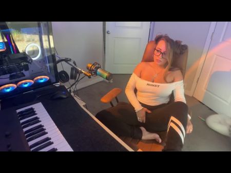 Sexy Gamer Female Has Gigantic Orgasm On Live Stream