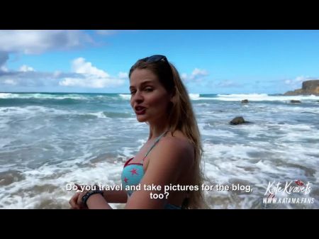 Ich habe ein Mädchen mit einem luxuriösen Arsch am Strandaufguss über ihre Beute 