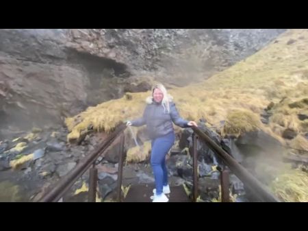سخيف وراء Seljalandsfoss BJ والجنس وراء هذا الشلال السياحي الأيسلندي الجميل 