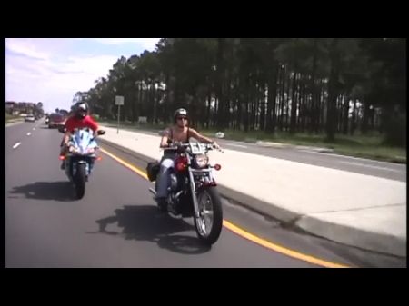 两个辣妹在摩托车上用力搞砸了