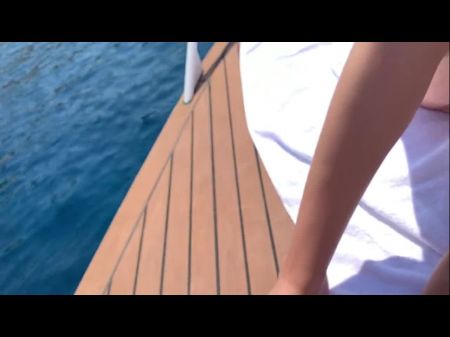 Heiße Brünette in einem Bikini bekommt einen Orgasmus für die Yacht -Lovense -Kontrolle (Vibrator in Muschi) 