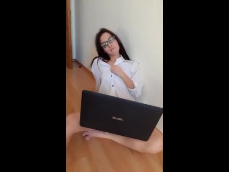 La maestra cachonda mira porno y masturba su coño mojado en lugar de investigar la tarea 