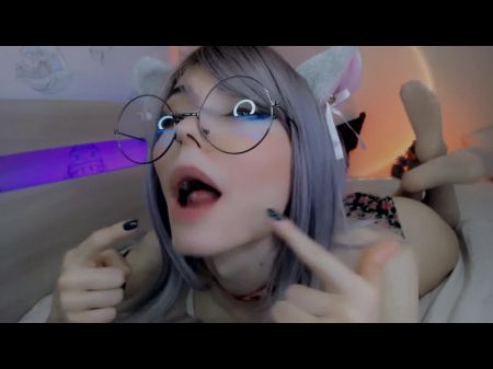 Chica de gato con gafas te ruega que te corres en su cara de ahegao 