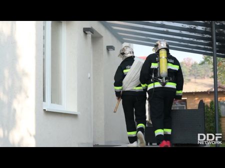 Tätowierte Schlampenmonika -Fuchs prolapsen während der spontanen Orgie mit Feuerwehrkämpfer 
