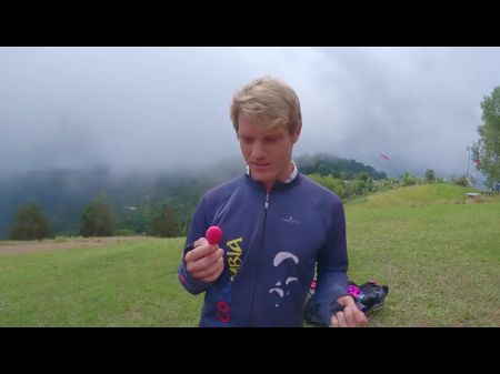 Spritzen beim Paragliding in 2200 m über dem Meer (7000 Fuß) 