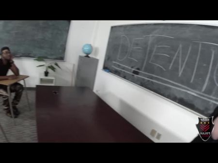 El profesor tetizado Andi Ray folla a su alumno colgado 