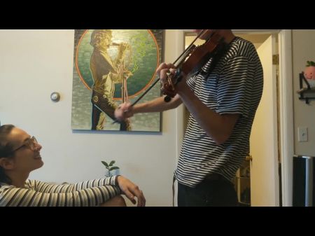 محاولة ممارسة الكمان 