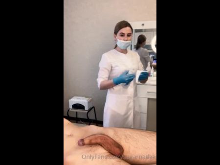 O paciente goza poderosamente durante o procedimento de exame nas mãos do médico 
