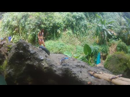 Vagina Fall Public Flash and Pee #Tourist Atraction Waterfall en la jungla 