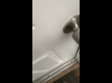 Step Cousin, das in der Dusche masturbiert wird (volles Video auf der Website) 