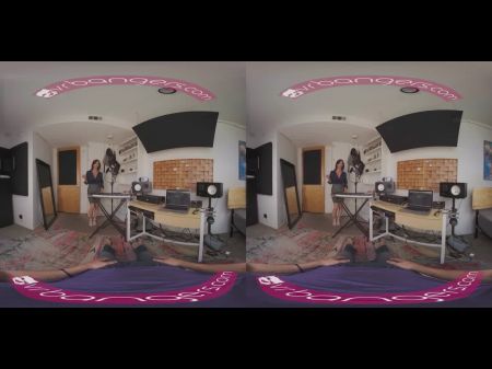 专业的摩洛伊斯兰解放阵线歌手在麦克风VR色情上喷射60fps 