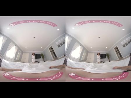 Ebony Doctor extendiendo sus piernas por su porno VR 