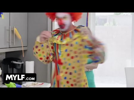Horny Milf Peed On Clown She Hired For Being Late Rides His Fuck-stick To Make Up For Service