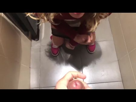 18y Teen Suck & Cumswallow auf öffentlichen Toiletten zuvor, um ihren Zug zu nehmen 