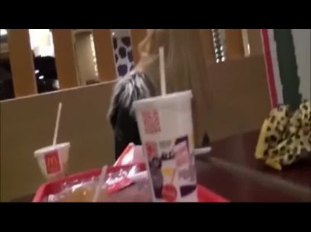 Mega Pompino Al McDonald Sotto Il Tavolo 