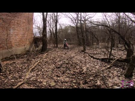 在森林里发现了一座废弃的建筑物，在那里操了一辆摩托车荡妇