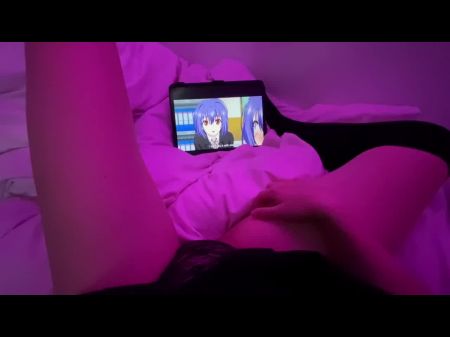 Das geile Mädchen masturbiert und beobachtet Hentai bis zum Abspritzen ♡ schüchternes Stöhnen 