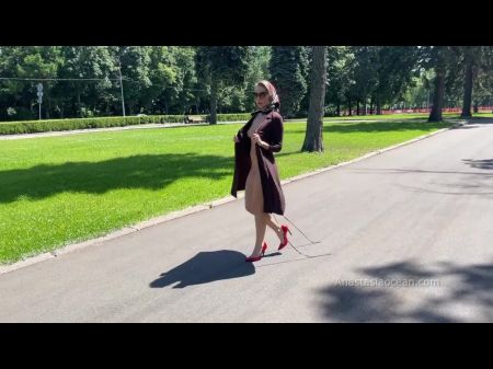 Стильная леди ходит голая в парке. публичный 