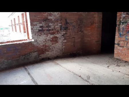 El maldito culo de chico en un edificio abandonado (peging) 