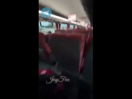Blowjob und ficken in einem öffentlichen Bus 