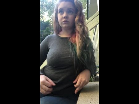 adolescente titty cae afuera, casi atrapado 
