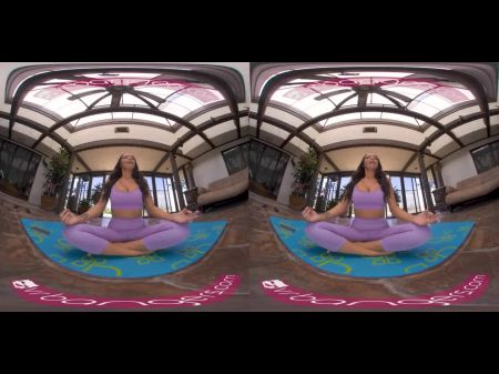 Poste de ioga descendente com professor de ioga peituda curvilínea VR pornô 