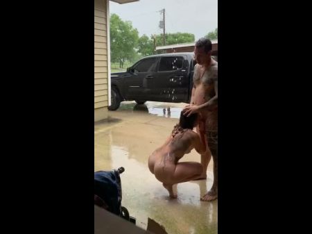 Guy tatuado se pone mamada en el porche delantero bajo lluvia vertida 