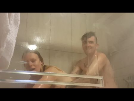 ضخمة نطاط الثدي صوفي مارس الجنس ضد نافذة الاستحمام من قبل ديكس 