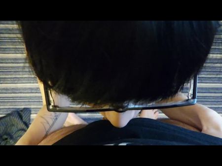 Asian Nerdy Teen mit Brille gibt Deepthroat Blowjob 