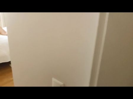 Cuckhold verificando a Hotwife usada enquanto seu amante está no banheiro 