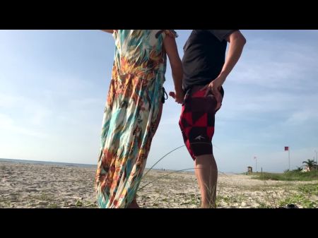 sexo público de pé amador real arriscado na praia Pessoas andando perto 
