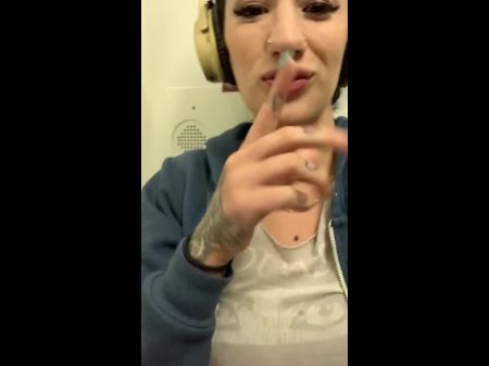 Arabelle masturbiert im Flugzeugbadezimmer 