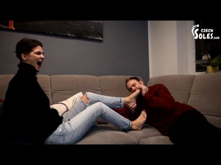 Adoração do primeiro pé de Nikola em sua vida (fetiche por pés, pés sexy, pés descalços, pés jovens) 