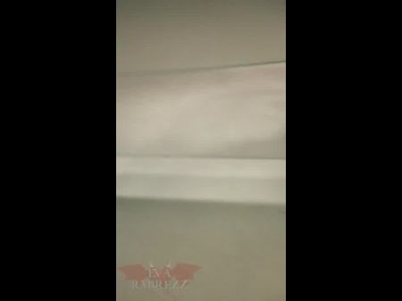 عارية في غرفة تبديل المتجر 