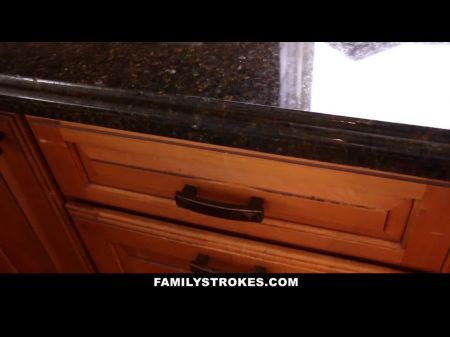 صديقة عاهرة مارس الجنس والدي على عيد الشكر 