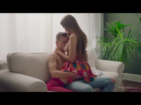 Linda modelo russa Lena Reif deixando seu amante foder -a no sofá 