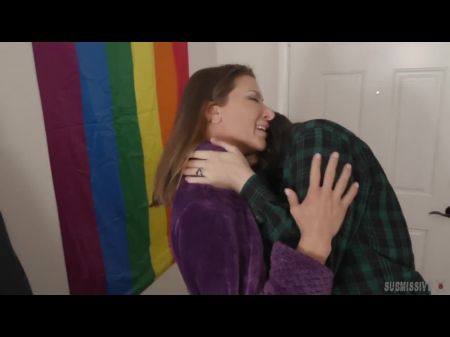 女同性恋恋人Ariel X和Strapon Fucking的隔离性爱
