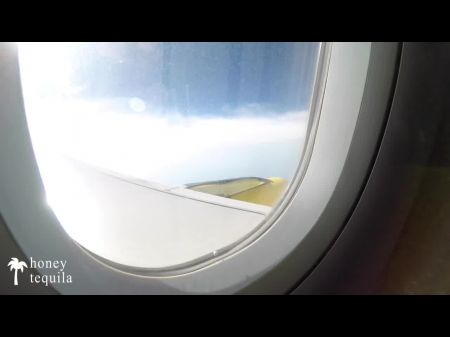 handjob العامة المحفوفة بالمخاطر على متن طائرة ضخمة شاعرى (زوجين هواة حقيقيين) 