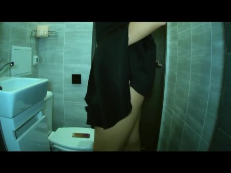 في النادي وأنا مارس الجنس معها في المرحاض 