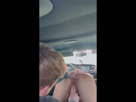 La puta toma el puño en el auto de papá 