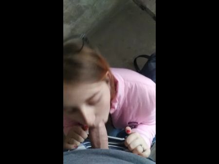 Девушка сосала на крыльце и получила сперму в рот 