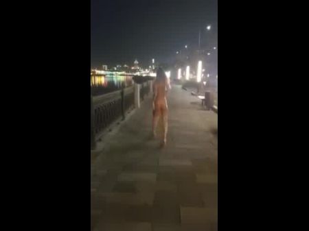 Desnudo caminando por la ciudad por la noche 