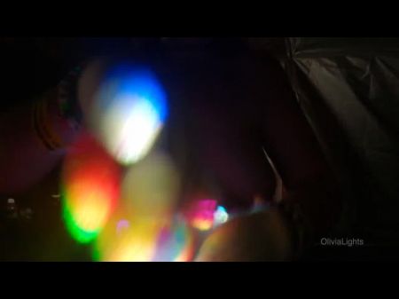 Raver Girl On Molly Beim Musikfestival Gibt Topless Lightshow Und Blowjob 