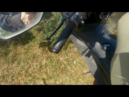 فتاة دراجة نارية الساخنة تعطي اللعنة كسها الضيق في الأماكن العامة 